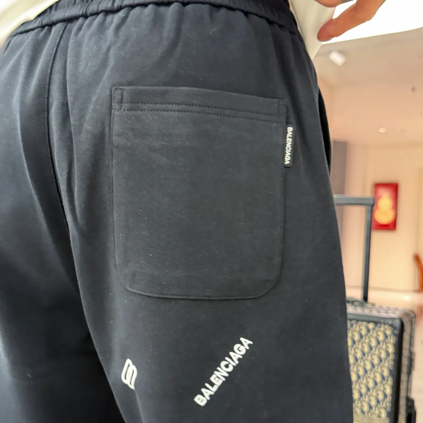 Balenciaga's three-standard complete 2026 summer New Arrival men's casual shorts, advanced custom-made Breathable fabric, Breathable fabric, extremely stretchy and comfortable, impeccable details, top-grade accessories, original logo design concept, delicate and soft feel! The upper body fit is awesome! Size: M-XXXL Please state your height and weight when ordering